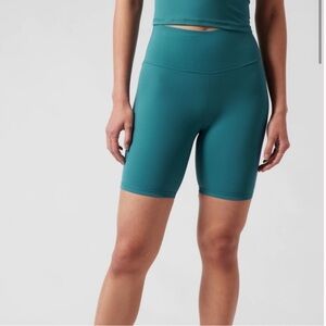 Athleta Transcend Bike Shorts 7” size small